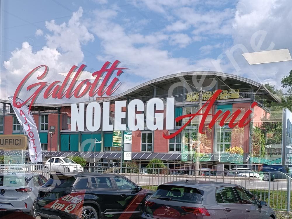 Applicazione lettere adesive furgone aziendale Gallarate