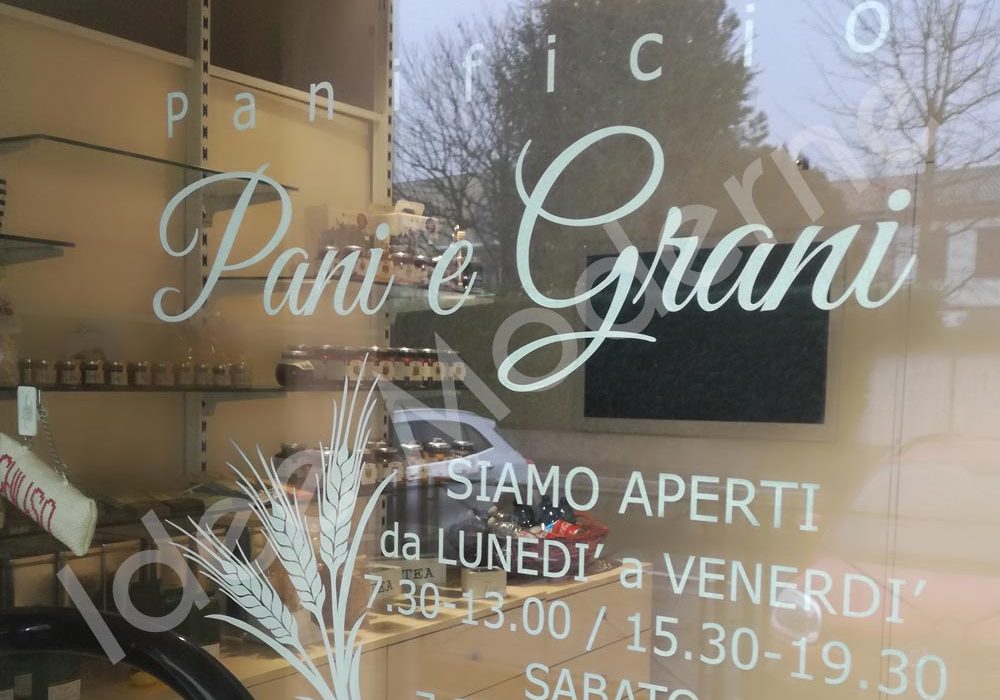 Applicazione lettere adesive vetrina negozio Varese Milano